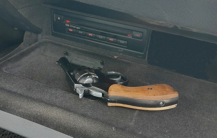 HZA-SI: Scharfe Schusswaffe im Handschuhfach Zoll entdeckt bei Kontrolle geladenen Revolver