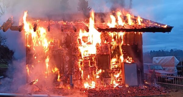 FW Pforzheim: Vollbrand eines Wohngebäudes