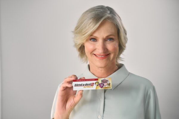 Holt Euch Euer Lächeln zurück – blend-a-dent zeigt Prothesenträger:innen mit Testimonial Nicole, wie es geht