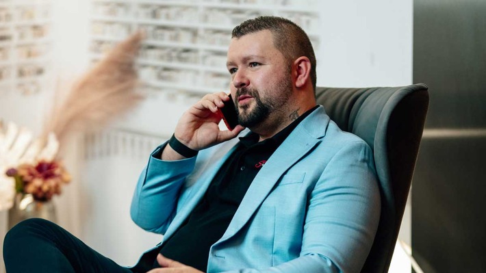 Florian Feit von Strom-Distributor.io: Skalierung ohne Burn-out – warum Betreuung im Energievertrieb ein unterschätzter Umsatztreiber ist