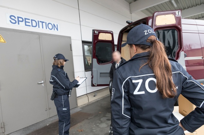 HZA-SI: Zoll prüft Paketdienstleister/Bundesweite Schwerpunkprüfung gegen Schwarzarbeit und illegale Beschäftigung
