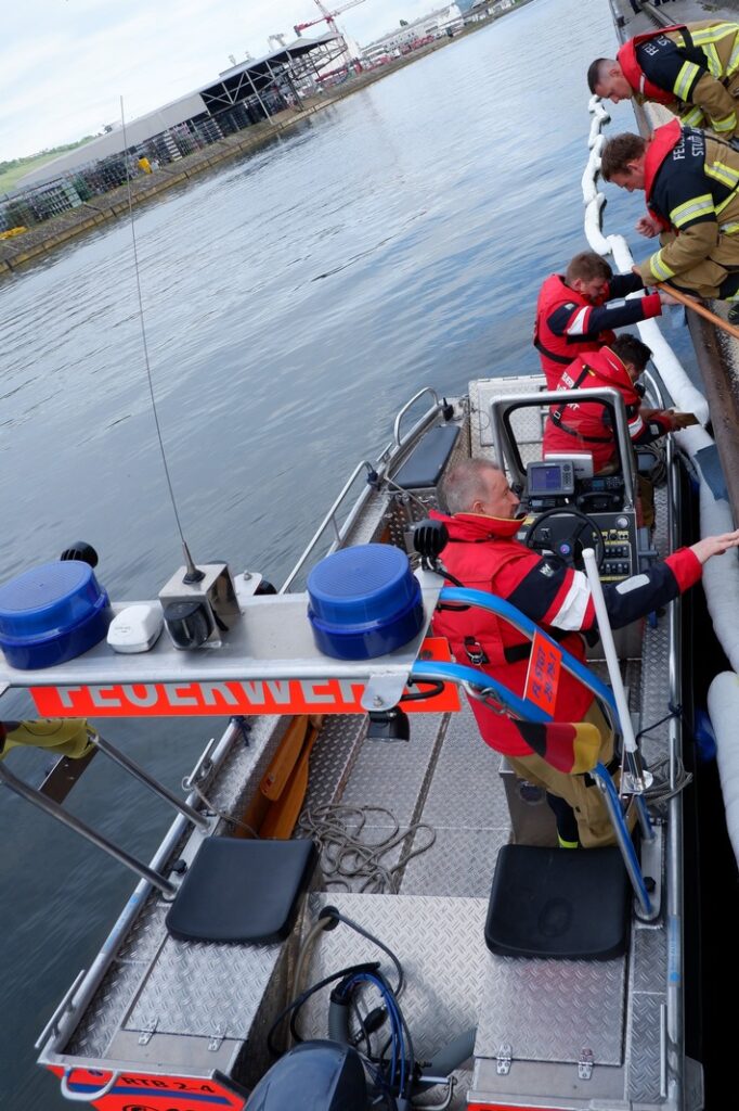 FW Stuttgart: Ölunfall auf dem Neckar – Defekt an einer Hydraulikleitung an einem Bagger – Ölfilm auf dem Neckar – Feuerwehr dämmt Gefahrstoffaustritt ein