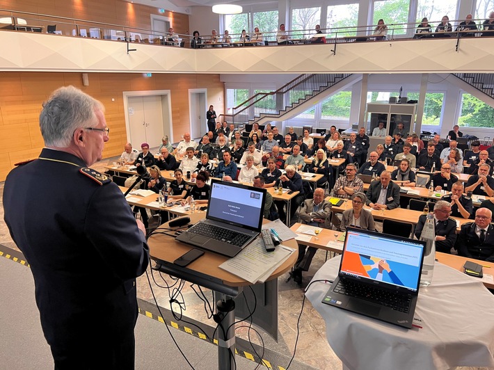 Einblicke zur Verarbeitung unmenschlicher Belastungen / Erfolgreiches 12. Symposium „Hilfe für Helferinnen und Helfer in den Feuerwehren“